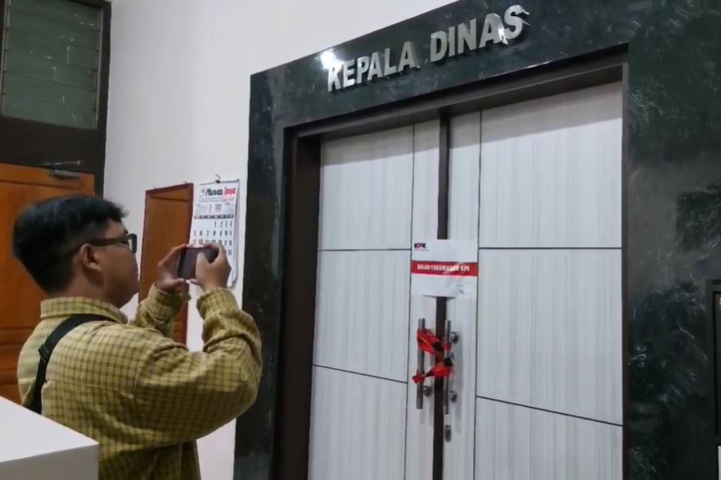 KPK Segel Kantor Dinas PUPR dan 2 Rumah di Pemalang, Istri Bupati Dijemput dari Pendopo