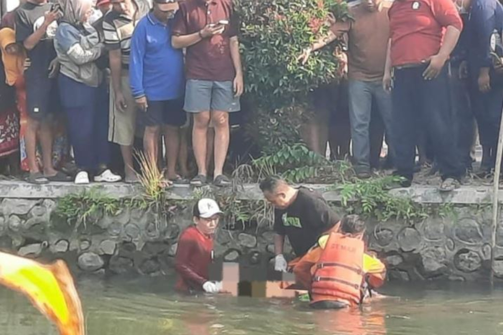 Geger! Mayat Pria Tanpa Identitas Ditemukan Mengapung di Sungai Ponokawan Sidoarjo