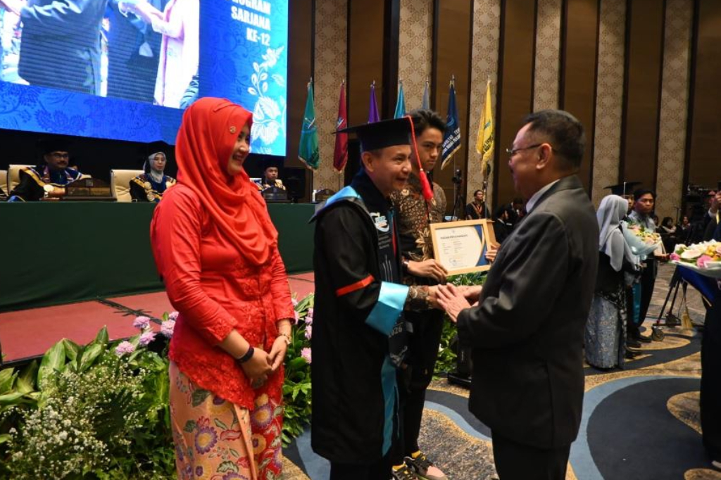 Inspiratif! Jurnalis iNews TV Jadi Wisudawan Terbaik UBP Karawang di Usia 55 Tahun