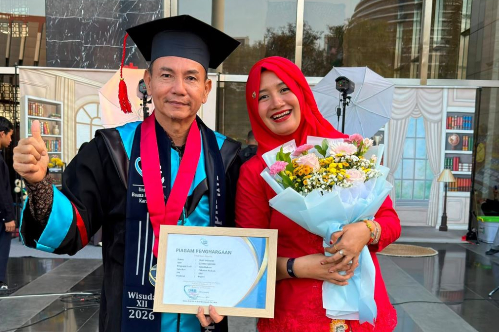 Inspiratif! Jurnalis iNews TV Jadi Wisudawan Terbaik UBP Karawang di Usia 55 Tahun