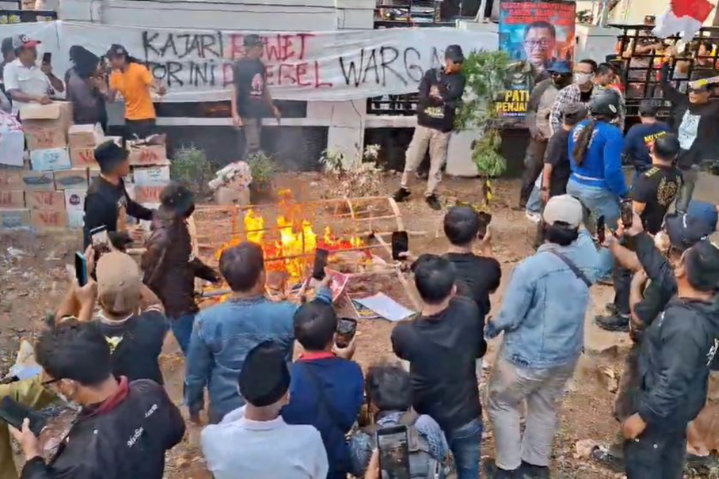 Demo di Kejari Pati Hari Ketiga Memanas, Massa Bakar Keranda Mayat dan Lempar Bangkai Ayam
