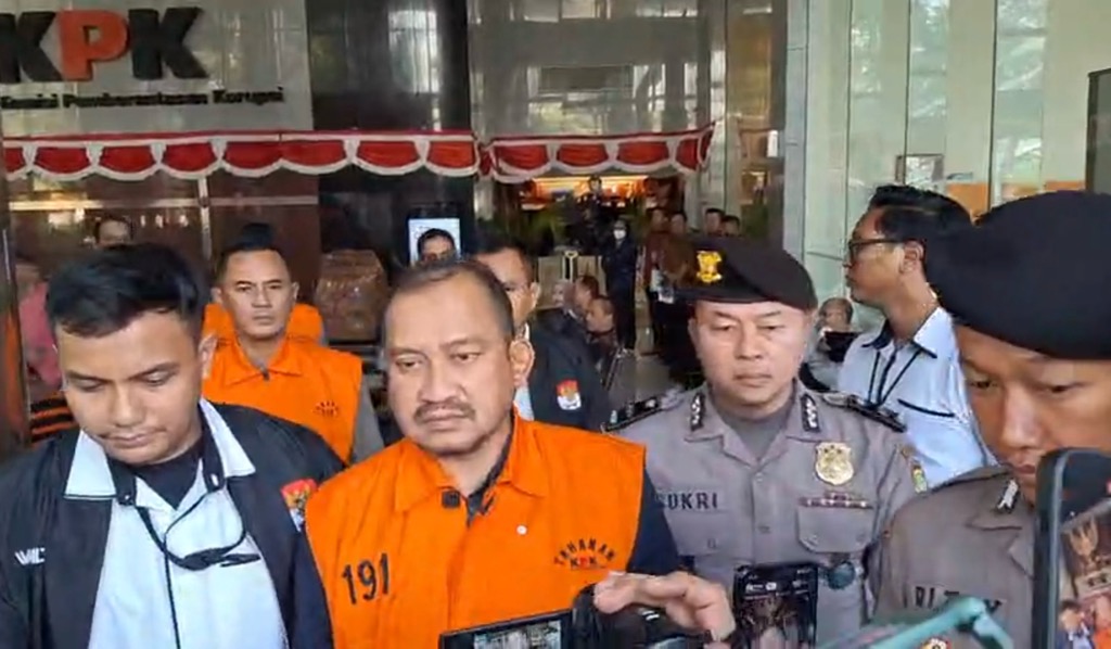 Breaking News: Bupati Pemalang Anom Widiyantoro Ditahan KPK, Pakai Rompi Oranye
