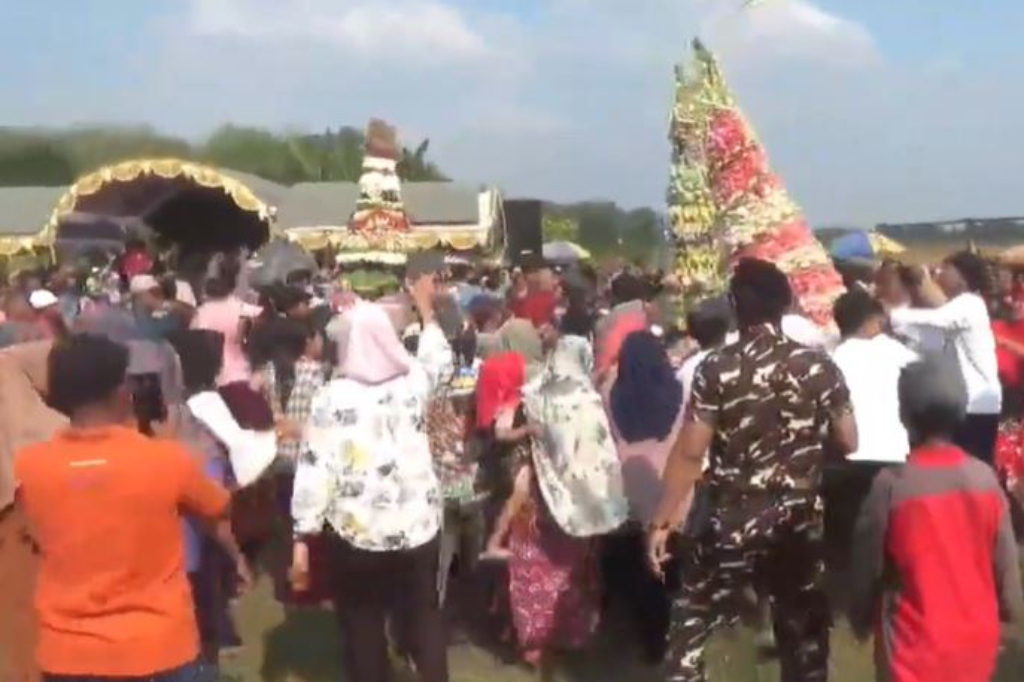 Demi Berkah, Warga Rela Berdesakan Rebutan Gunungan Haul Ki Ageng Jaka Tarub di Grobogan