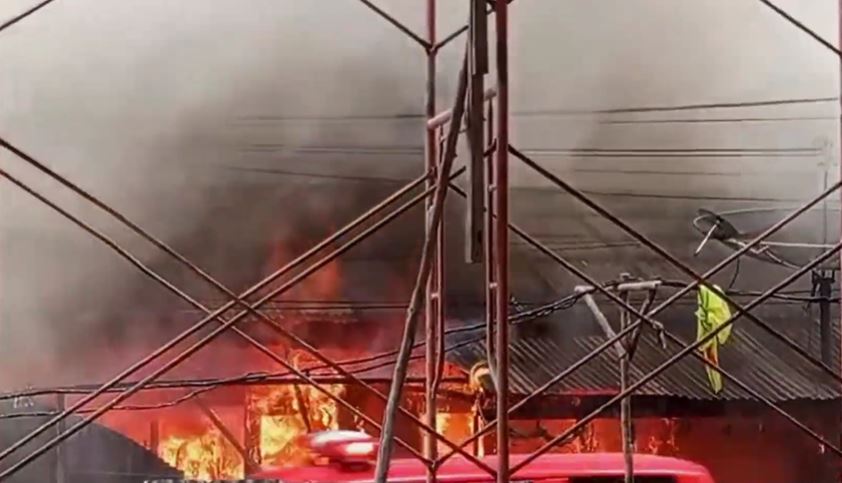 Kebakaran Asrama Polisi Polda Jambi, 8 Rumah Dinas Hangus Dilahap Api