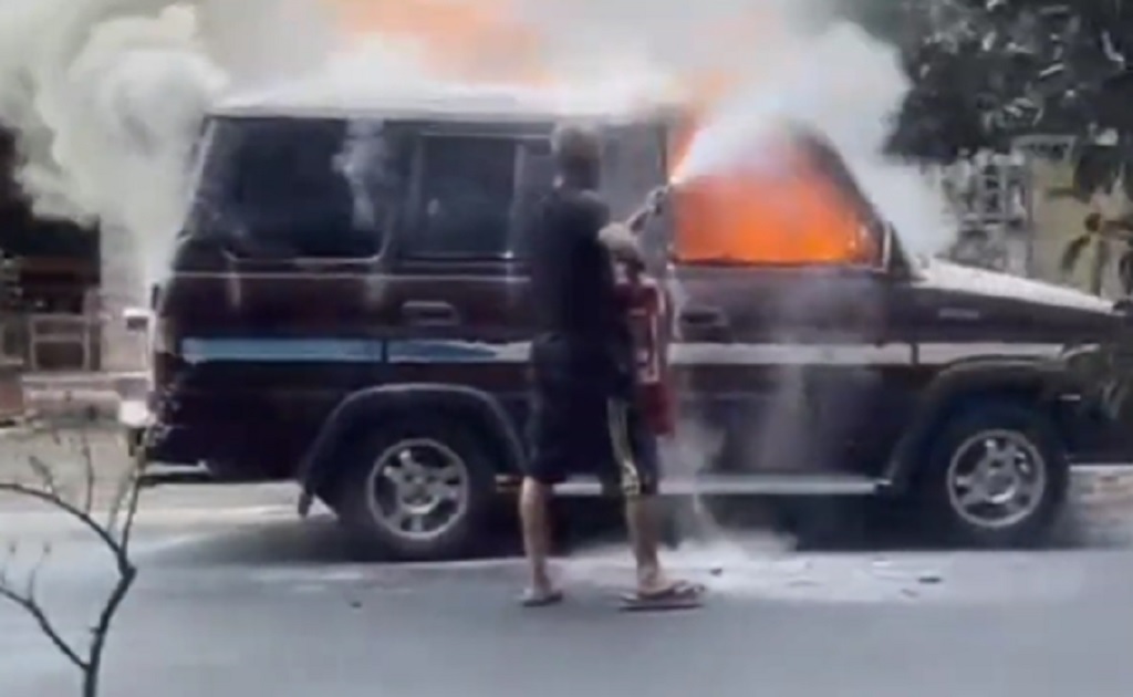 Kijang Angkut Jeriken BBM Terbakar di Dekat SPBU Metro, Pemilik Kendaraan Kabur