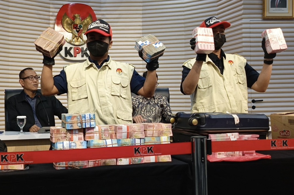 Penampakan Uang Rp2,7 Miliar Hasil OTT Bupati Pemalang Anom Widiyantoro