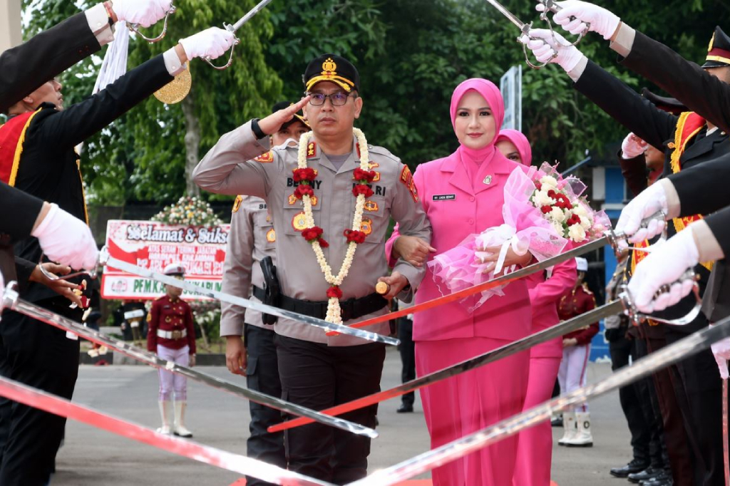 AKBP Benny Cahyadi Resmi Jadi Kapolres Sukabumi, Disambut Pedang Pora