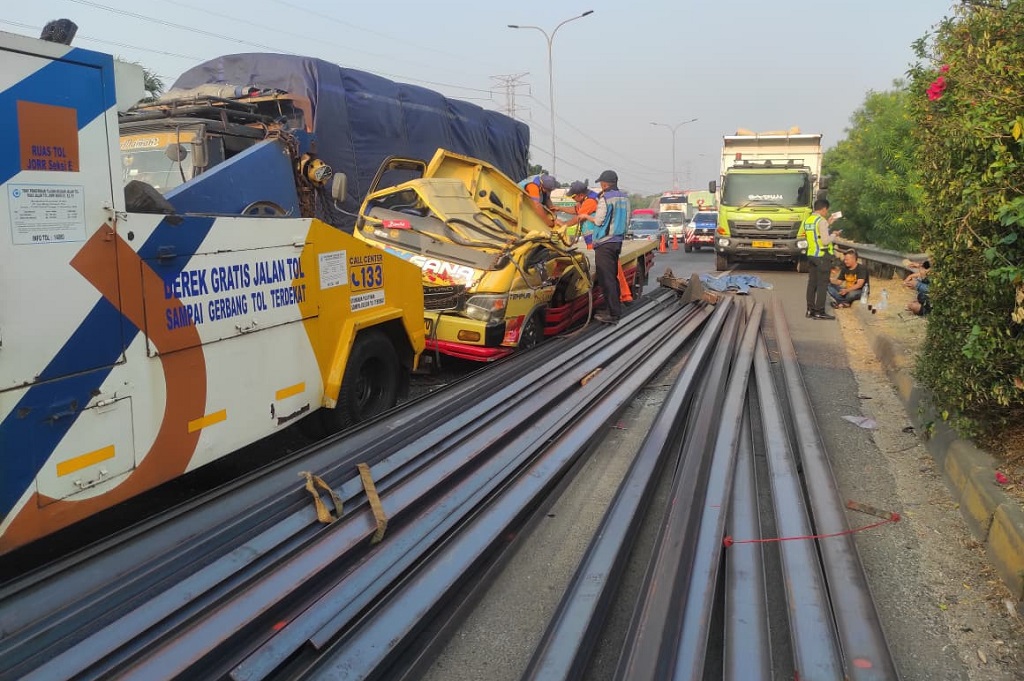Truk Tabrak Truk di Tol JORR Jatiasih Bekasi, Muatan Besi Jatuh ke Jalan