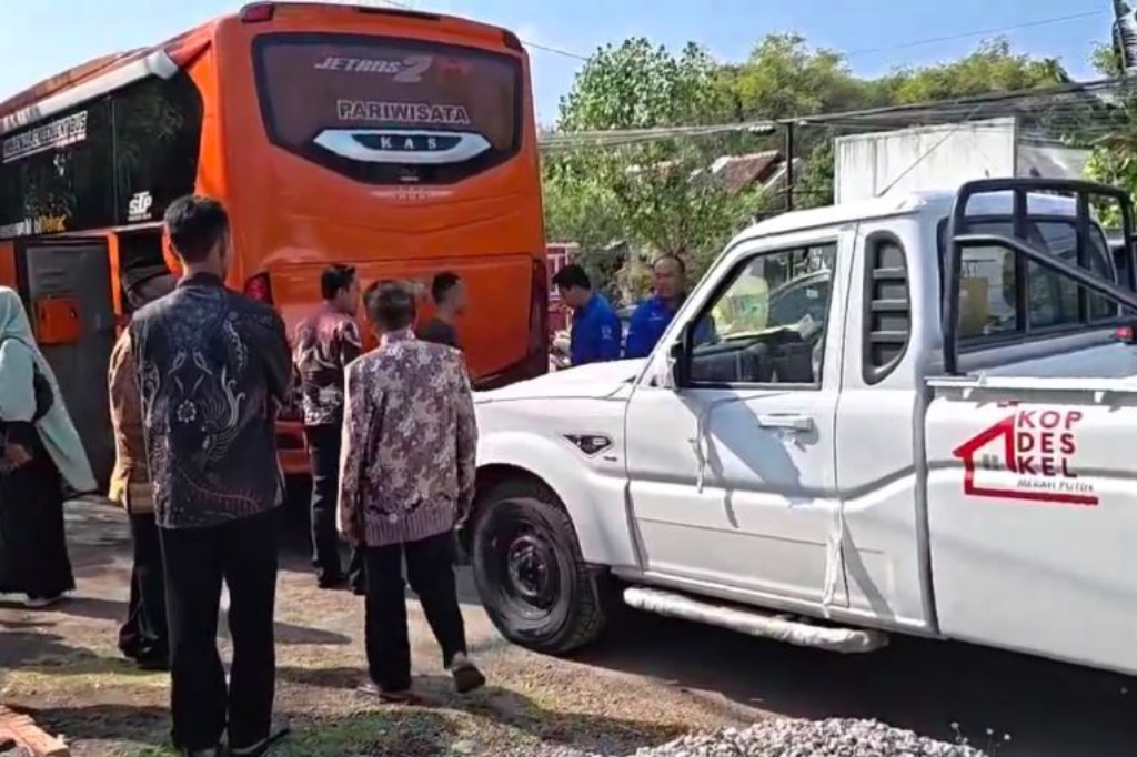 Kecelakaan Beruntun Mobil Pikap Koperasi Desa Merah Putih Tabrak Bus di Ponorogo