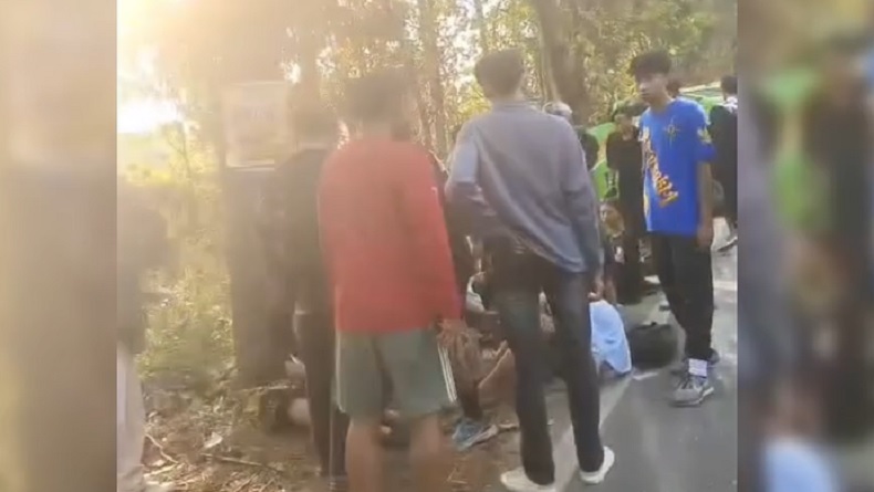 Elf Rombongan Santri Tujuan Madiun Terguling di Tuban, 4 Orang Terluka
