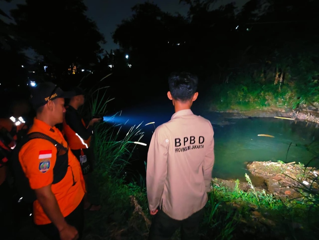 Berenang Bersama 4 Teman, Remaja 14 Tahun Hilang Tenggelam di Sungai Ciliwung