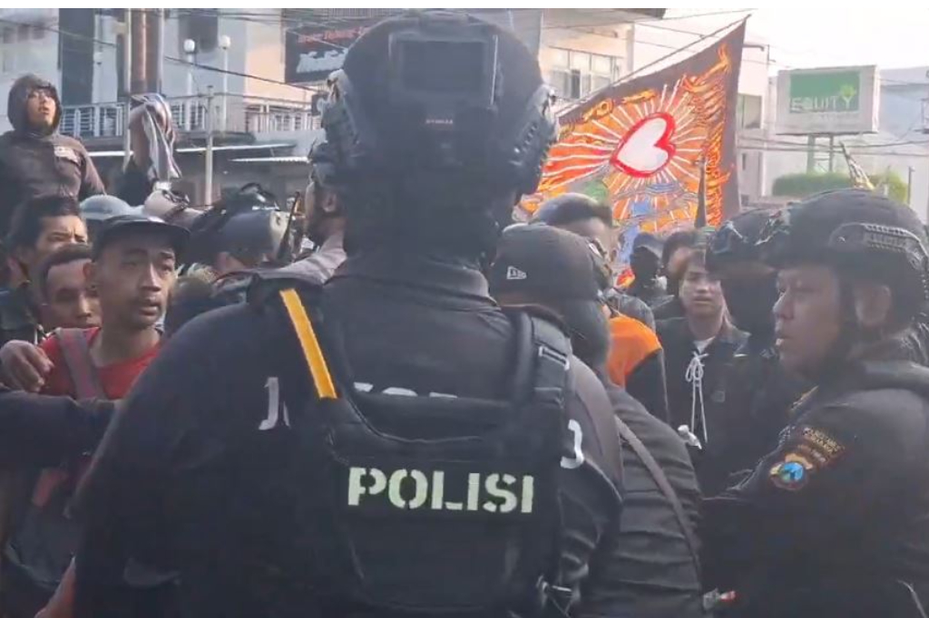 Ribuan Pesilat Geruduk Markas Debt Collector di Surabaya, Dihalau Barikade Aparat