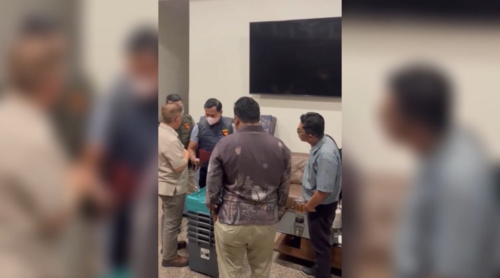 Kejagung Geledah Rumah Eks Jampidsus Febrie terkait Kasus TPPU, Sita Sejumlah Dokumen
