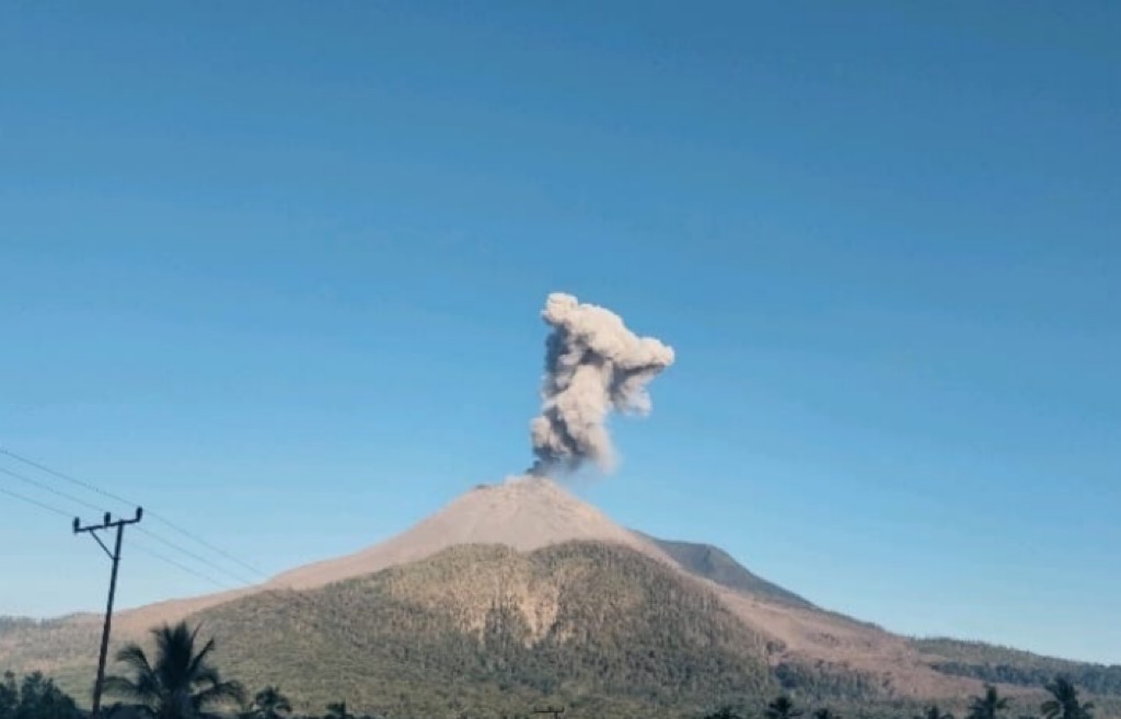 Gunung Lewotobi Laki-Laki Erupsi Sore Ini, Abu Vulkanik Membubung 1 Km