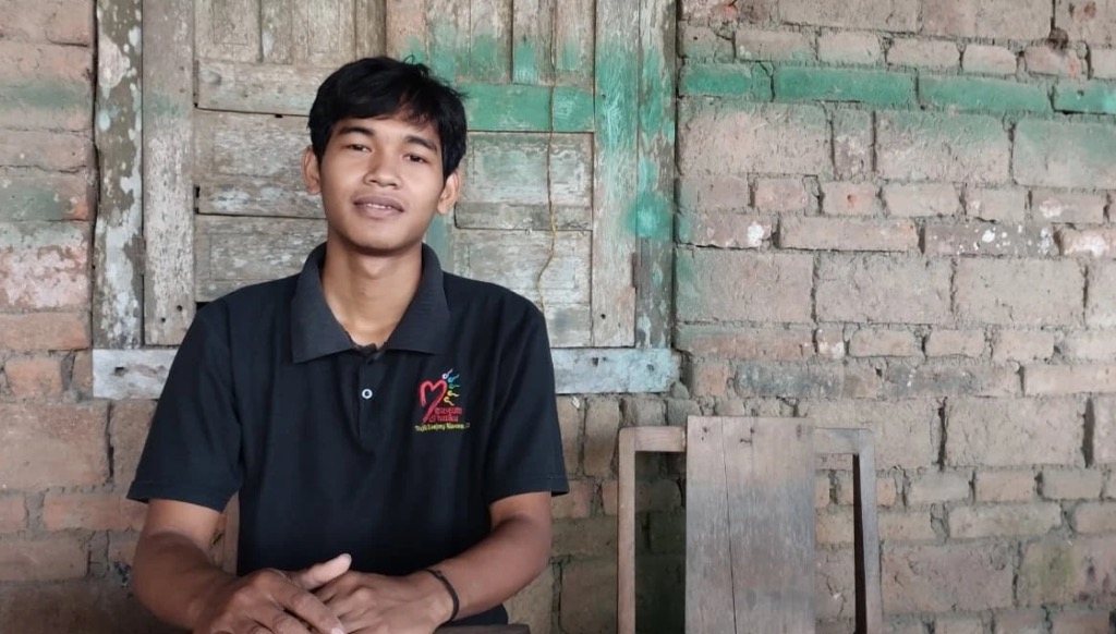 Kisah Inspiratif Arifin, Anak Penjual Keripik Pisang yang Berhasil Masuk UGM