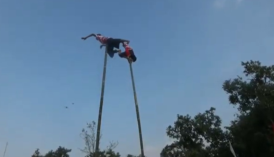 Tradisi Pojhien di Bondowoso, Atraksi Menari di Ujung Bambu 12 Meter Tanpa Pengaman