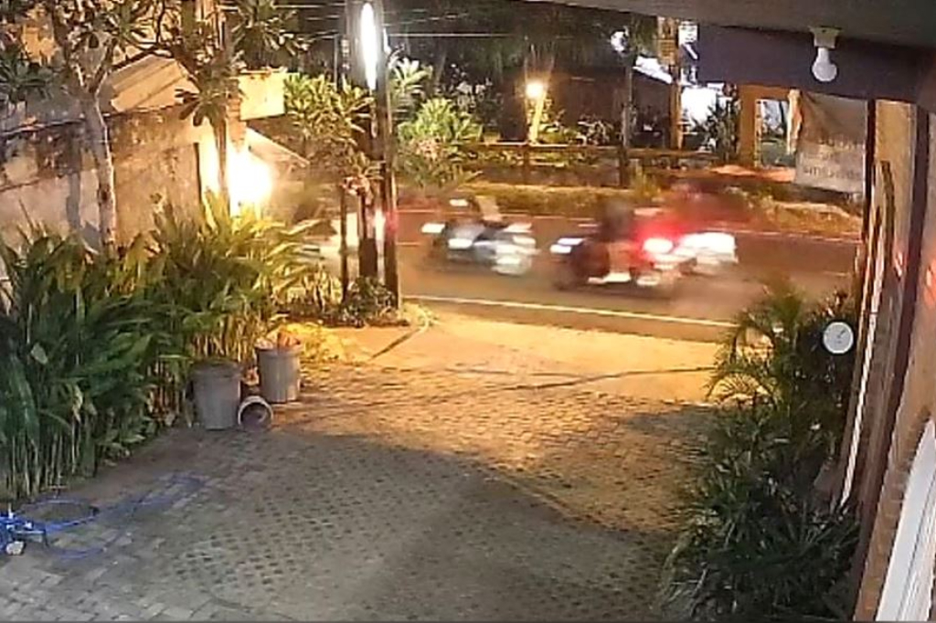 Mencekam! 2 Kelompok Pemuda Saling Serang di Tuban Terekam CCTV, Batu Beterbangan