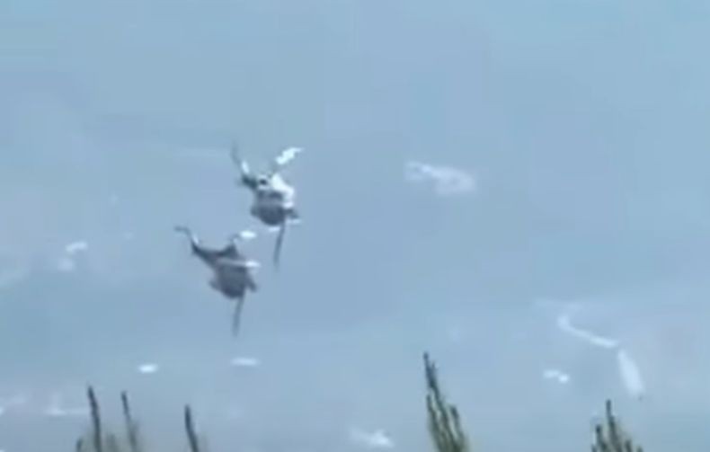 Momen Horor Helikopter Pemadam Kebakaran Tabrakan di Udara hingga Meledak, 2 Kru Selamat