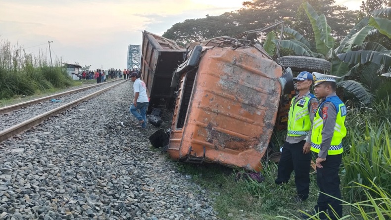 Truk Ringsek Ditabrak KA Putri Deli di Serdang Bedagai, Sopir Tewas