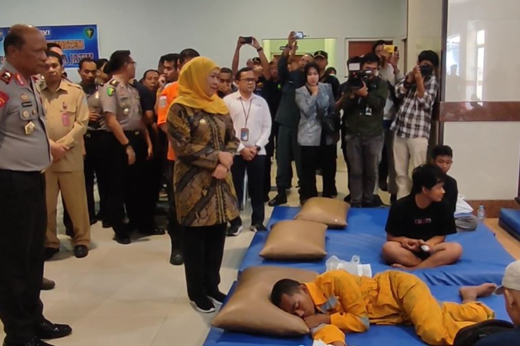 Tragedi Kebakaran KM Mutiara Sentosa II, Khofifah dan Kapolda Jatim Temui Korban Selamat