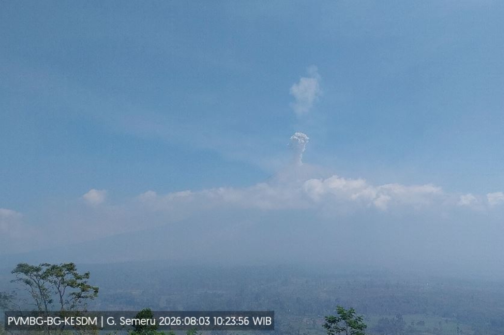 Gunung Semeru Meletus, Kolom Abu Membubung Setinggi 800 Meter ke Langit