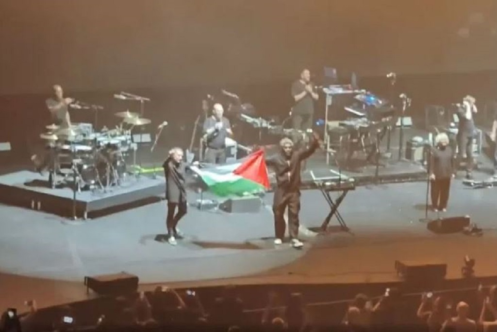 Band Massive Attack Dilarang Tampil Lagi di Singapura usai Kibarkan Bendera Palestina saat Konser