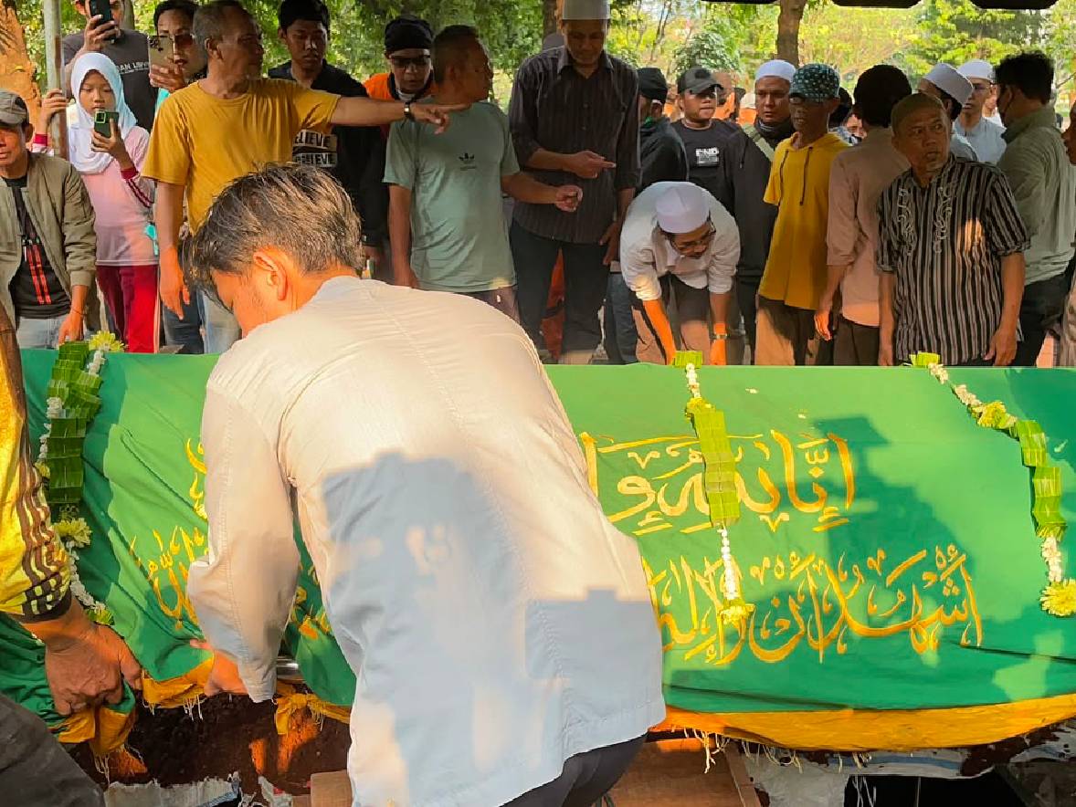 Tangis Keluarga Pecah di Pemakaman Diding Boneng, Doa Menggema Penuh Haru