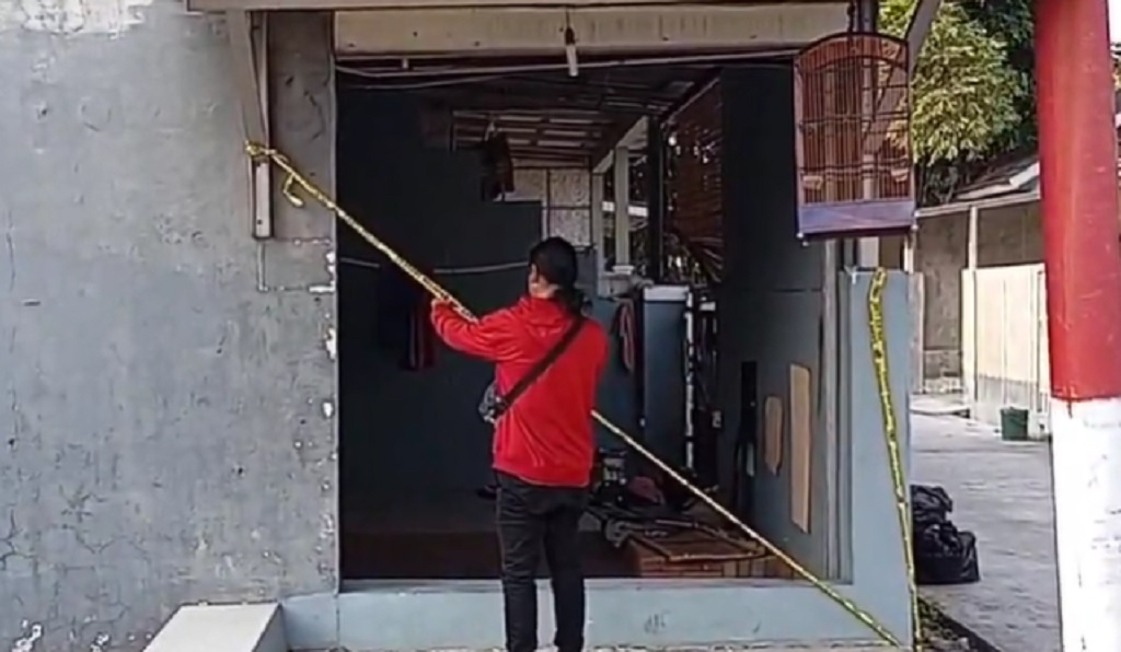Viral Massa Gerebek Rumah Kontrakan Oknum Polisi di Karawang, Kasus Apa?