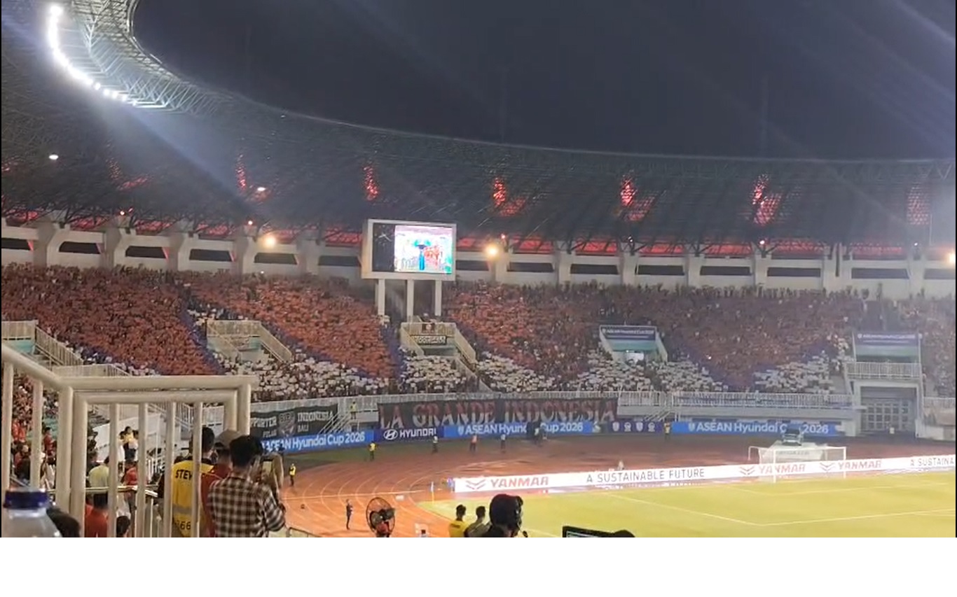 Tifo Mahkota Curi Perhatian di Pakansari! Suporter Tuntut Timnas Indonesia Juara Piala AFF 2026