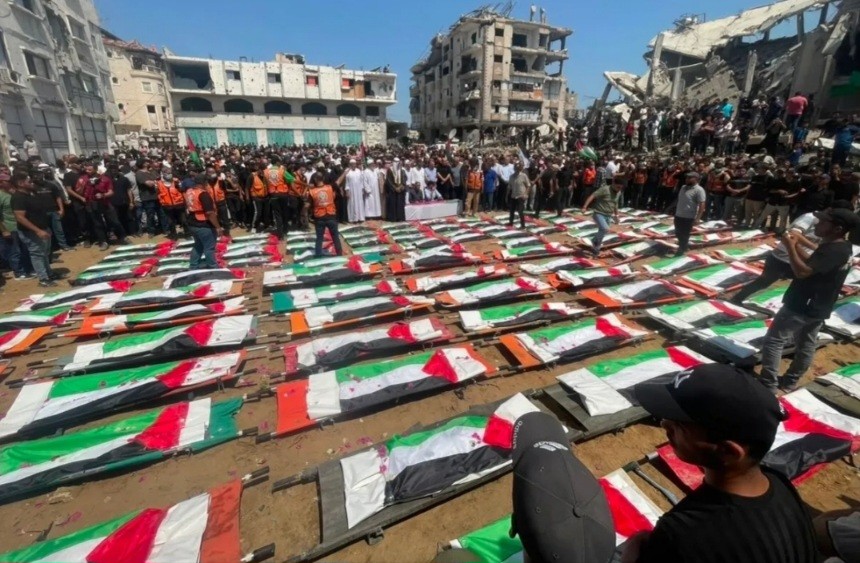 Prosesi Pemakaman Terbesar, Ribuan Warga Gaza Salatkan 112 Jenazah Korban Kebrutalan Israel