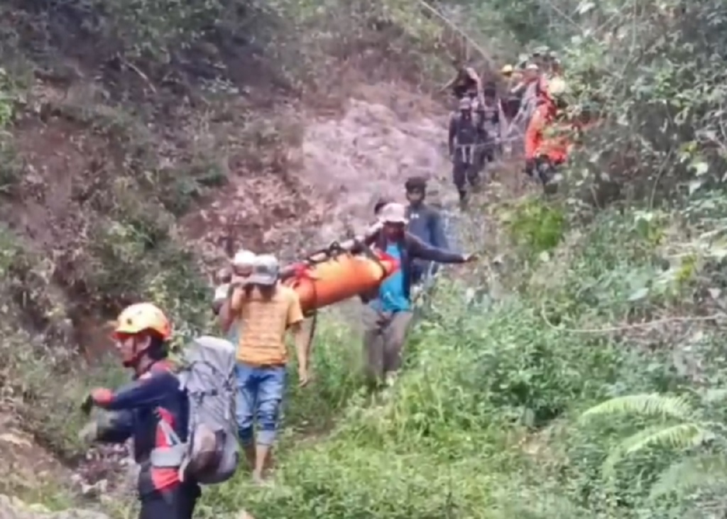 Dramatis! Evakuasi Jasad 2 Pendaki Gunung Piramid Bondowoso dari Jurang 60 Meter