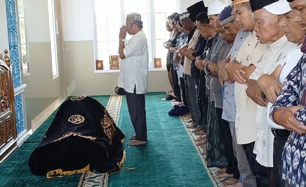 Isak Tangis Sambut Jenazah Rino Eka Korban KM Mutiara Sentosa 2 di Agam