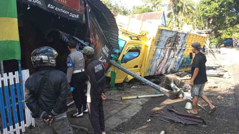 Sopir Hilang Kendali, Truk Tabrak 3 Rumah di Majene