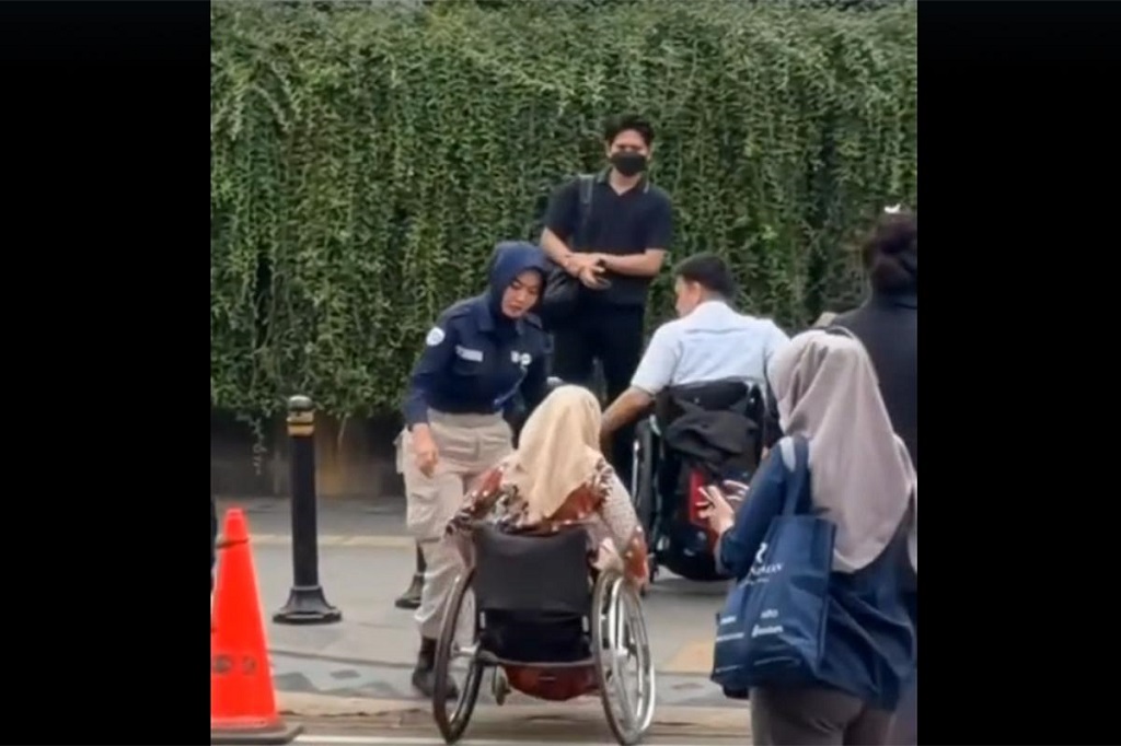 Reaksi Pramono Lihat Petugas Transjakarta Aktif Bantu Penumpang Disabilitas