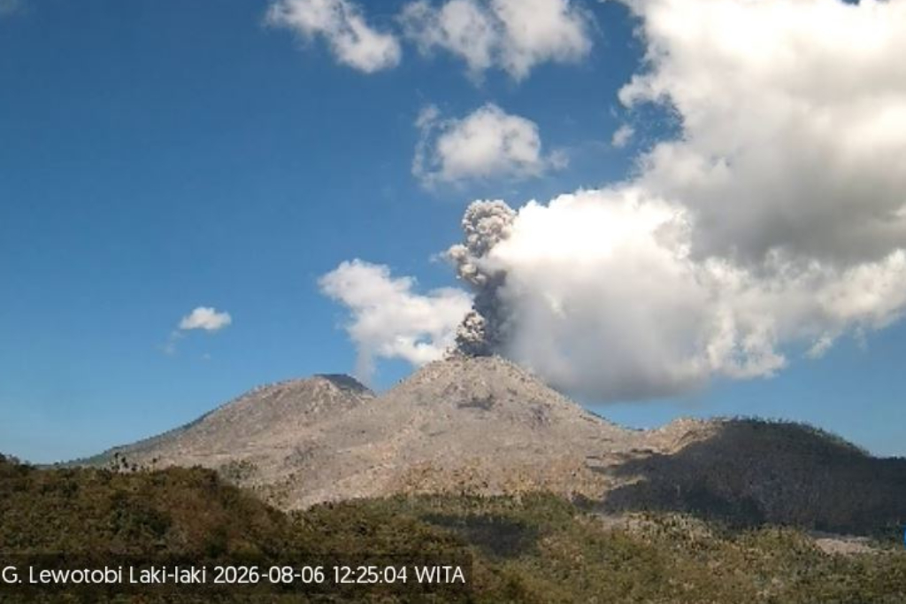 Gunung Lewotobi Laki-laki Erupsi, Kolom Abu Tebal Membubung 700 Meter ke Langit