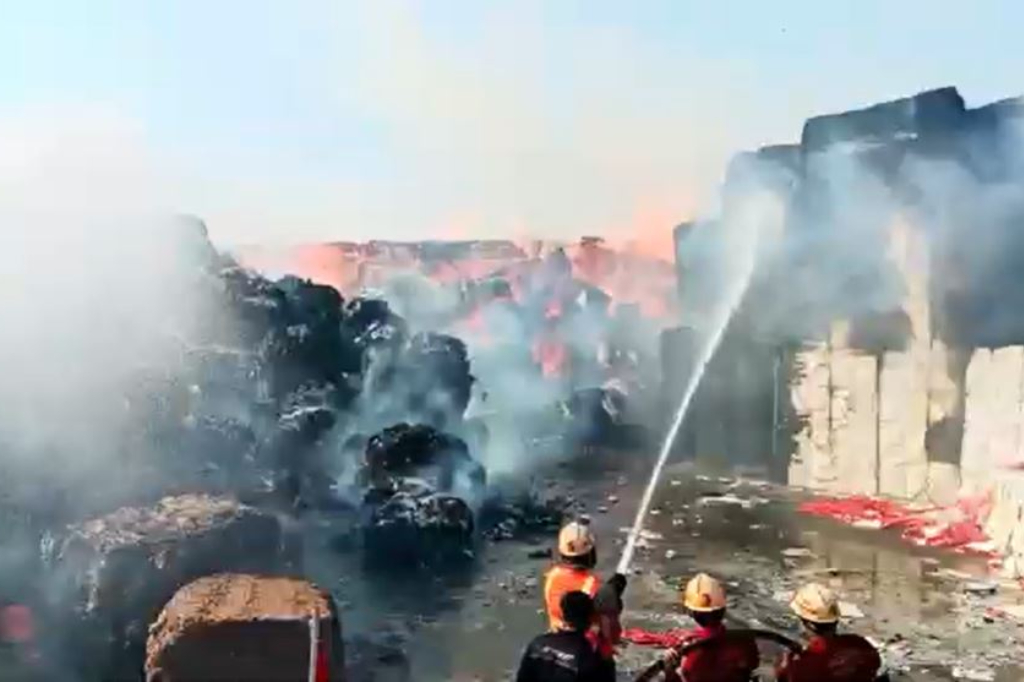 Kebakaran Hebat Pabrik Tisu di Mojokerto, Api Merambat dari Lahan Tebu