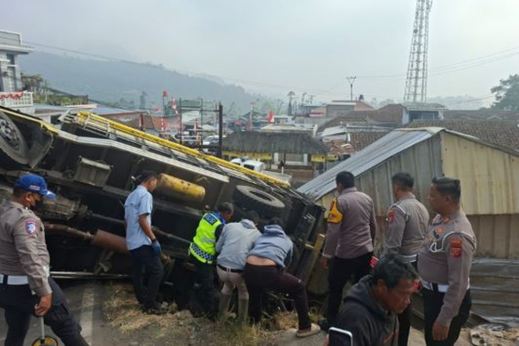 Kecelakaan Truk Jalan Mundur di Tanjakan, Picu Tabrakan Beruntun 6 Kendaraan di Bandung