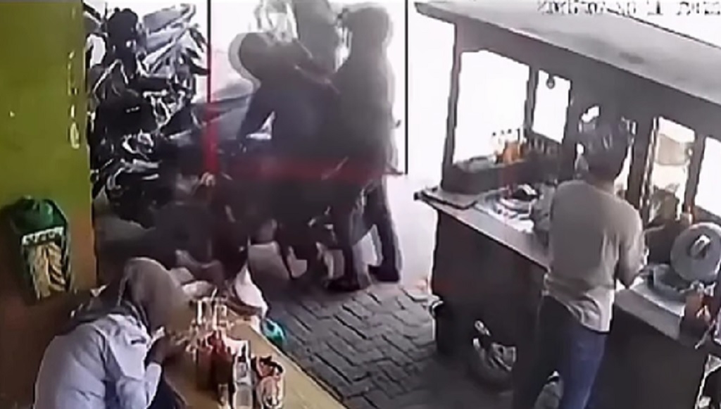 Geger! Nasabah Bank di Cibitung Bekasi Dirampok di Siang Bolong, Uang Rp30 Juta Dirampas