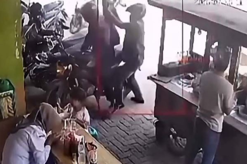 Terekam CCTV! Nasabah Bank Dibacok Perampok di Cibitung Bekasi, Uang Rp30 Juta Dirampas