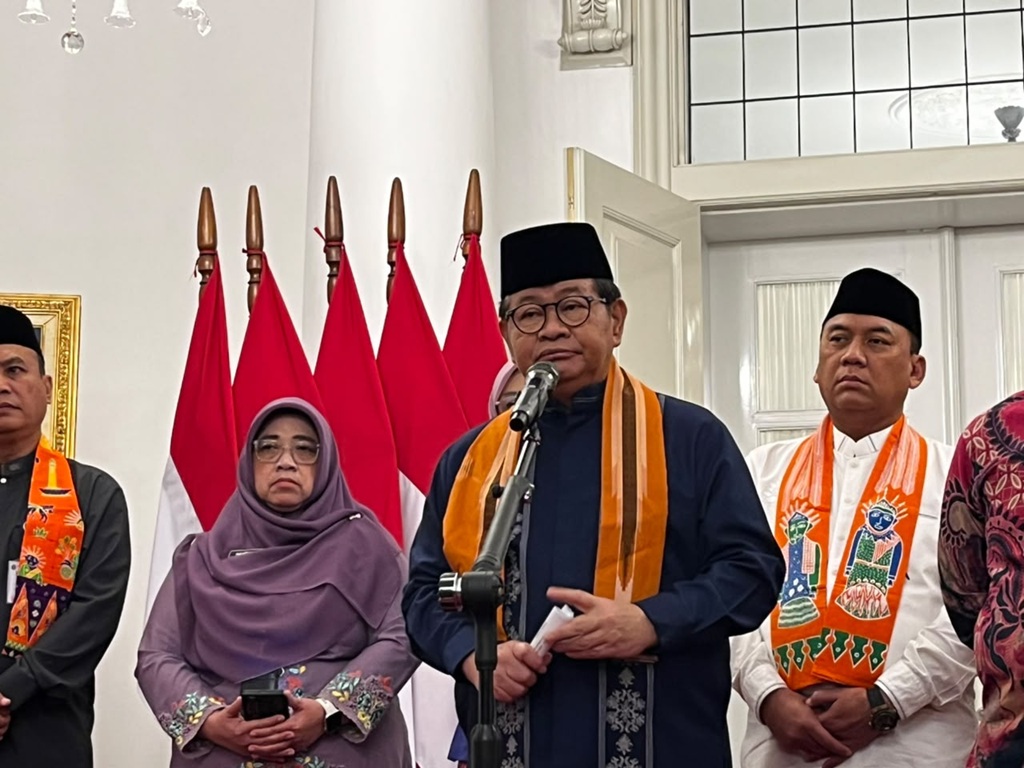 Tumpukan Sampah Tutupi Akses SD di Jakbar, Pramono Ancam Sanksi Perusahaan Sampah Ilegal