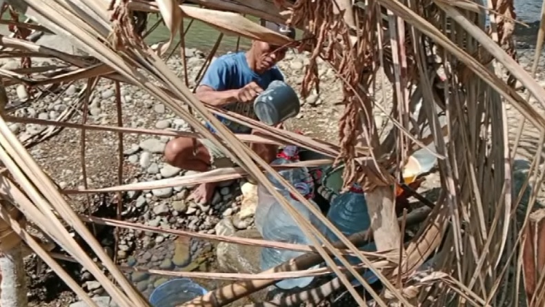 Kemarau Panjang, Warga Banyumas Gali Kubangan di Pinggir Sungai untuk Dapatkan Air Bersih
