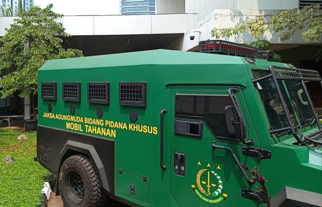 Jemput Eks Jampidsus Febrie Adriansyah, Mobil Tahanan Kejagung Tiba di Rutan KPK