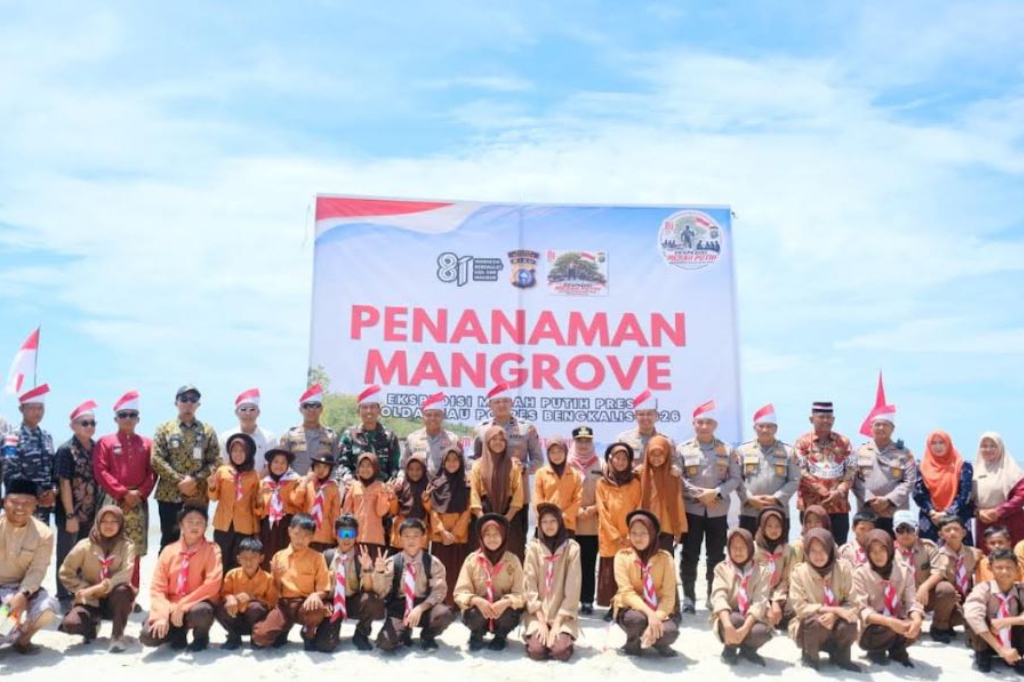 Ekspedisi Polda Riau ke Pulau Rupat, Bagikan 500 Bendera dan Tanam 1.000 Mangrove