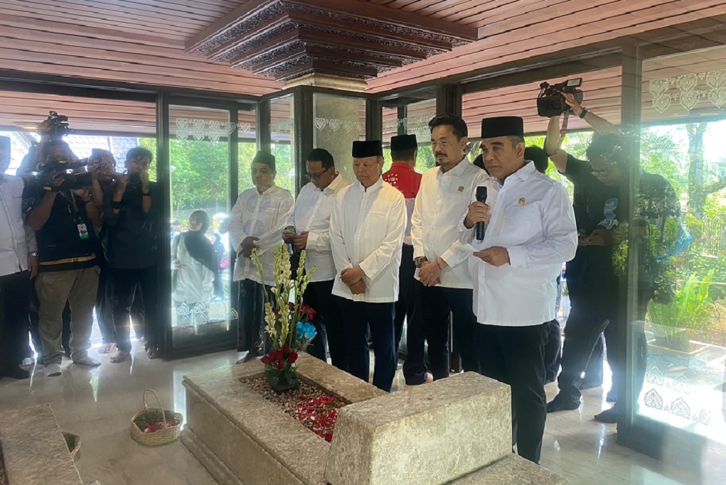 Jelang HUT ke-81 RI, Pimpinan MPR Ziarah ke Makam Bung Hatta di Tanah Kusir
