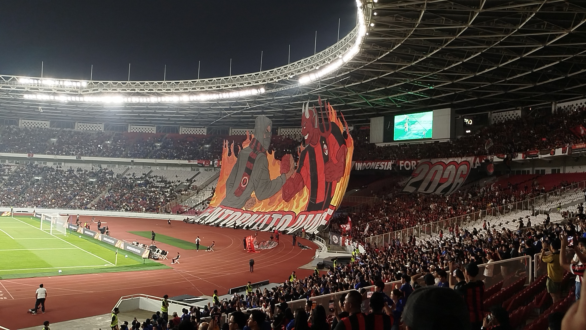 SUGBK Rasa San Siro! Milanisti Indonesia Gelar Tifo Megah Sambut AC Milan Setelah 32 Tahun