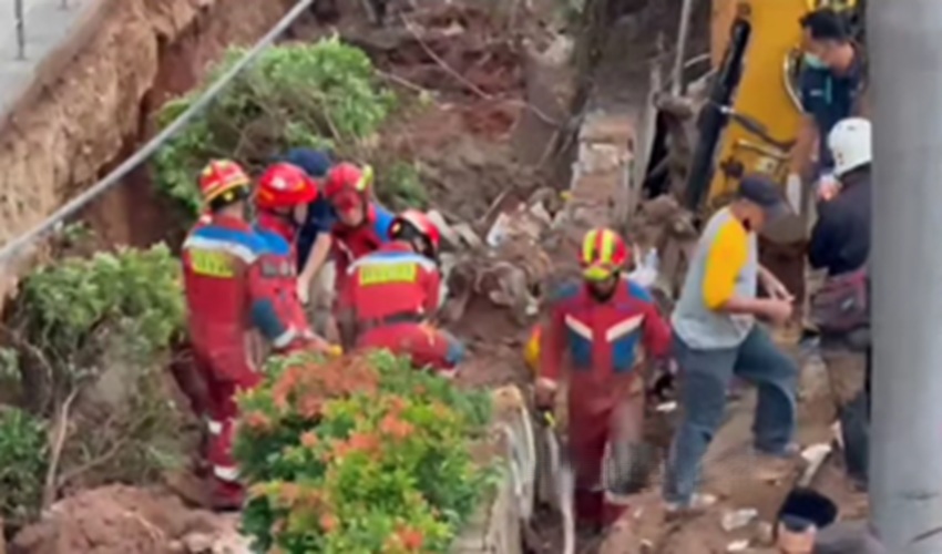 Dua Pekerja Proyek Drainase Terjebak Beton Roboh di Jatinegara Jaktim, Dievakuasi 2 Jam