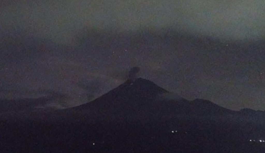Gunung Semeru Erupsi Malam Ini, Kolom Abu Capai 800 Meter