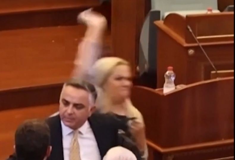 Rusuh! PM Kosovo Dilempar Telur saat Sidang Parlemen