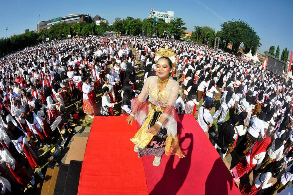 Luar Biasa! 25.000 Penari Pecahkan Rekor Menari Dug Dug Der Semarang Terbanyak