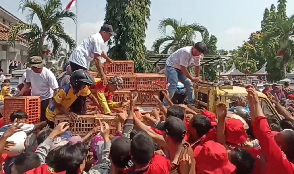 Pembagian 15.000 Ayam Petelur Gratis di Kendal Ricuh, Banyak Anak Terjepit